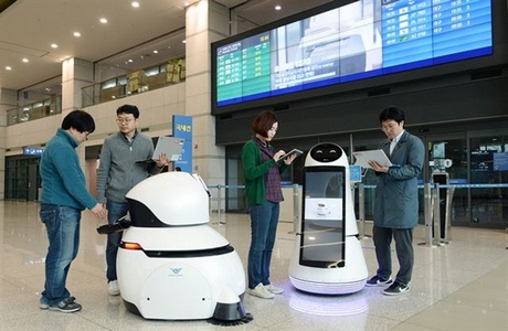 В аэропорту Сеула начали тестирование роботов-гидов и роботов-уборщиков компании LG